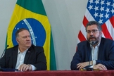 O secretário de Estado dos EUA, Mike Pompeo, e o chanceler do Brasil Ernesto Araújo. (Foto: Bruno Mancinelli/AFP)