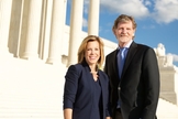 Kristen Wagoner nos degraus da Suprema Corte com seu cliente, Jack Phillips. (Foto: Reprodução / Alliance Defending Freedom)