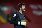 Alisson Becker durante partida do Liverpool contra o Sheffield United. (Foto: Getty Images)