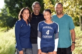 Jenny [primeira à esq.], ao lado da filha, Jaylen Jordan, jogadora de vôlei do Sierra Canyon, do pai Rafer Johnson e do marido, Kevin Jordan. (Foto: Hans Gutknecht, Los Angeles Daily News / SCNG)