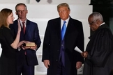 Amy Coney Barrett presta o Juramento Constitucional perante o juiz Clarence Thomas em sua posse na Corte Suprema dos EUA, na presença do presidente Donald Trump, na Casa Branca, na segunda-feira (26). (Foto: AP Photo/Alex Brandon)