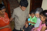 Pastor ora com cristãos no Sri Lanka. (Foto: Reprodução / Barnabas Fund)
