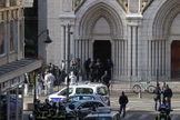 Membros franceses da unidade de polícia tática de elite RAID revistam a Basílica de Notre-Dame de Nice após um ataque com faca. (Foto: Valery Hache / AFP)