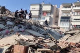 O terremoto sacudiu Izmir, na costa do Mar Egeu da Turquia. (Foto: Agência Mehmet Emin Menguarslan / Anadolu via Getty)