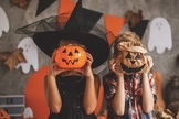Crianças com fantasias no Halloween. (Foto: Reprodução / Pixels)