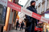 Policial austríaco permanece próximo a cordão de isolamento, em uma das cenas do ataque terrorista em Viena. (Foto: AFP)