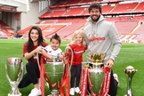 Natália e Alisson Becker junto com os filhos, celebrando vitória do Liverpool na Champions League. (Foto: Instagram/Natália Becker)