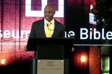 Pastor James Ward dirigiu um culto de oração online, transmitido do Museu da Bíblia, em Washington D.C. / EUA. (Imagem: Youtube / Reprodução)