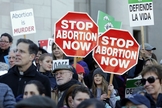 Manifestantes pró-vida protestam contra o aborto, segurando cartazes que dizem "Parem o Aborto Agora", enquanto ouvem os palestrantes em 23 de janeiro de 2017, no Capitólio em Olympia. (Foto: AP / Ted S. Warren)