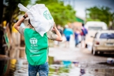 Voluntário carrega doações durante uma das ações realizadas pela agência humanitária (Foto: ADRA Brasil)