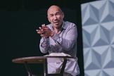 Pastor Francis Chan na edição de 2019 do evento Q Commons. (Foto: Q Ideas/Parker Young)