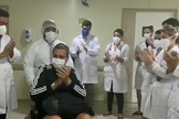 Homem deixa hospital após internação por Covid-19. (Foto: Reprodução / G1)