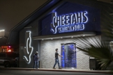 Clube de strip-tease em San Diego é um dos que foi permitido reabrir, enquanto igrejas estão sob ordem de permanecer fechadas. (Foto: Sandy Huffaker / San Diego Union-Tribune)