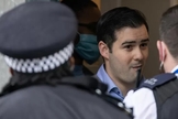 O pastor Regan King é abordado pela polícia durante batismo em sua igreja. (Foto: Reprodução / Premier)