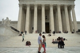 Pessoas oram em frente Suprema Corte dos EUA em Washington, 26 de setembro de 2020. (Foto: CNS / Tyler Orsburn)