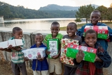 Crianças do Malawi (África) recebem caixas da Operação Natal Criança, promovida anualmente pela organização cristã Bolsa do Samaritano, junto a seus parceiros. (Foto: ExploreClarion)