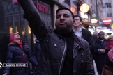 Daniel Chang evangeliza nas ruas da Inglaterra. (Foto: Reprodução / YouTube)