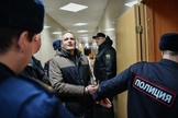 Dennis Christensen, um Testemunha de Jeová dinamarquês acusado de extremismo, foi levado a um tribunal da Rússia em 2019. (Foto: Mladen Antonov/Getty Images)