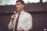 Shapoor Ahmadi em ministração no Brasil, na Igreja Vivo Por Ti, em 2019. (Foto: Abikeila Queiroz/Vivo Por Ti)