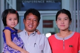 Após ser libertado, pastor U Tun Nu, se reuniu com sua esposa e filhos, em Mianmar. (Foto: Gospel For Asia)