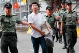 O jovem Joshua Wong é um líder pró-democracia de Hong Kong, que foi preso por realizar reuniões em razão do movimento que ele lidera. (Foto: Reuters)