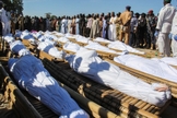 Enlutados comparecem ao funeral de 43 trabalhadores agrícolas em Zabarmari, Nigéria, em 29 de novembro. (Foto: Audu Marte / AFP / Getty)