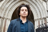 Keira Bell, 23, começou a tomar bloqueadores da puberdade quando tinha 16 anos. (Foto: David Levene / The Guardian)