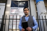 O pastor Regan King do lado de fora da igreja Angel, no norte de Londres. (Foto: Neil Hall / EPA)