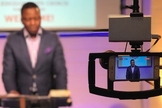 O pastor Daniel Mateola estava transmitindo um culto online quando policiais chegaram ao local. (Foto: Kingdom Faith Church USA & UK)
