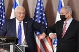 Embaixador dos EUA em Israel, David Friedman (à esquerda) foi recebido pelo primeiro-ministro israelense, Benjamin Netanyahu (à direita), para a celebração de uma solenidade para marcar o terceiro ano do reconhecimento de Jerusalém. (Foto: GPO Amos Ben)