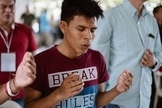 Abnober se converteu ao cristianismo após ser evangelizado em um Centro Educacional apoiado pela missão Portas Abertas, na Colômbia. (Foto: Portas Abertas)