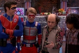 Para lançar o' desafio trans', a Nickelodeon está contando com a ajuda de Michael Cohen (usando colete), que nasceu mulher, mas há 20 anos fez uma 'transição' para se tornar homem. (Imagem: Nickelodeon / Reprodução)