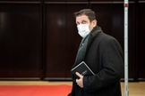Pastor Olaf Latzel entra em tribunal da Alemanha com uma Bíblia nas mãos. (Foto: Sina Schuldt/DPA