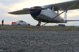 Avião fez pouso de emergência em rodovia nos EUA. (Foto: WTVG)
