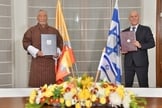 Embaixadores de Israel e do Butão em cerimônia de assinatura na Índia. (Foto: Embaixada de Israel em Nova Delhi via Reuters)