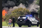 Sem perceber, policial é fotografado orando com mulher que perdeu casa em incêndio. (Foto: Reprodução / Facebook)
