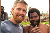 Sam Paris, missionário AGWM em Vanuatu com o chefe da tribo local, que foi curado após oração. (Foto: Reprodução / AG News)