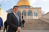Amit Halevi, membro do Knesset, o parlamento de Israel, em frente o Monte do Templo. (Foto: Rotter)