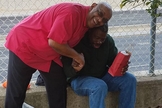 Anthony Delgado abraça um morador de rua nos EUA. (Foto: I Care Atlanta)