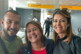 Rodolfo Abrantes e sua esposa, Alexandra, tiveram um reencontro com a irmã Neide em 2016. (Foto: Instagram/Lucineide Souza)
