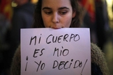 Em um recente protesto pró-escolha em Málaga, essa mulher segurava uma placa que dizia "Meu corpo é meu. Eu decido!" (Foto: reprodução / Reuters)