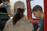 O jovem Douglas Iúna conseguiu se salvar após boiar e nadar por mais de duas horas no mar da Barra do Jucu, em Vila Velha. (Foto: Reprodução / TV Gazeta).