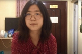 A jornalista Zhang Zhan visitou Wuhan em fevereiro de 2020, no auge do surto de coronavírus, enquanto ele se tornava uma pandemia em todo o mundo. (Foto: Handout / Youtube / AFP)