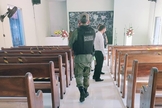 Polícia investiga interior do templo de uma igreja Adventista, no Piauí, após o local ter sido invadido por bandidos e ter seu sistema de som roubado. (Foto: Jornal da Parnaíba)
