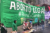Militantes expõem faixa em manifestação a favor da legalização do aborto na Argentina, que aprovou recentemente o procedimento até o terceiro mês de gestação. (Foto: Janaina Figueiredo)