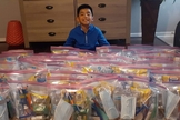 Dylan Virtudazo entregou 50 sacolas cheias de lanches e produtos de higiene para moradores de rua no Texas. (Foto: Nancy Virtudazo)