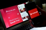 Parler, que foi lançado em 2018, opera de maneira muito semelhante ao Twitter. (Foto: Reprodução / Yahoo)