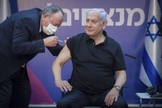 Primeiro-ministro de Israel, Benjamin Netanyahu, recebe segunda dose da vacina da Pfizer-BioNTech contra a Covid-19 no dia 9 de janeiro. (Foto: Miriam Elster /Pool Photo via AP)