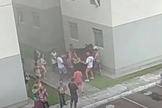 Vizinhos ajudam a proteger crianças e avó. (Foto: Reprodução / RIC Record TV)