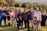 Pastor Joel Engel ao lado da esposa, filhos, netos, noras e genro. (Foto: Ministério Engel)